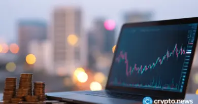 Avalanche price tests support as bearish wedge signals risk