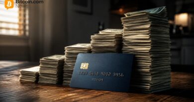 US Credit Card Debt Hits Record $1.33 Trillion as Savings Rate Crumbles