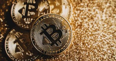 Bitcoin and Gold Are Surging Together: The ‘Debasement Trade’ Is Back